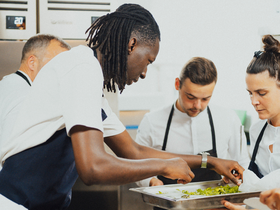 Mory Sacko 的好奇心與創意，讓他得以烹調出其他法式高級餐廳品嚐不到的時令風味。