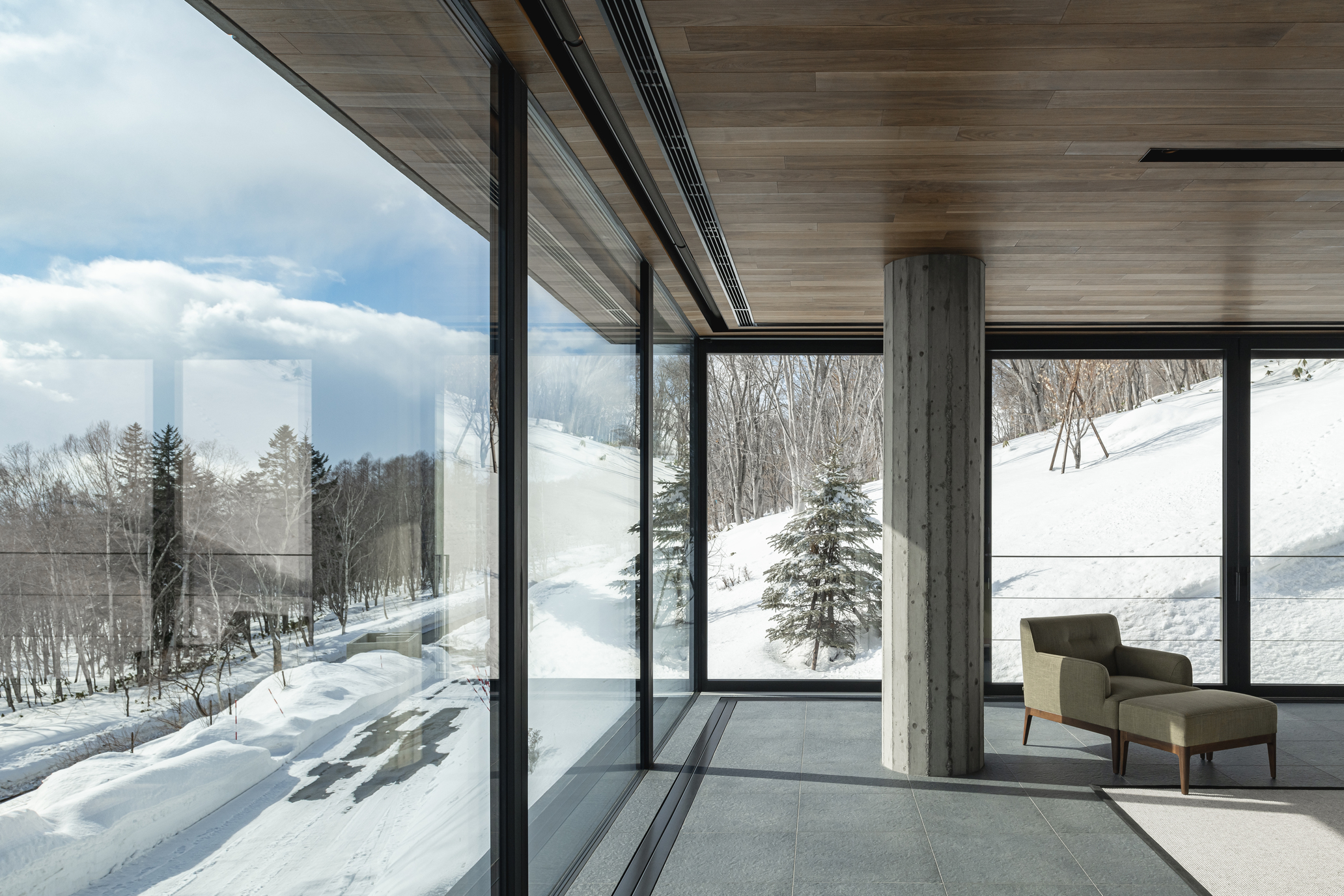 用最簡潔的線條及越少的材料，淬鍊出一個忠於自我，內在奢華的家。