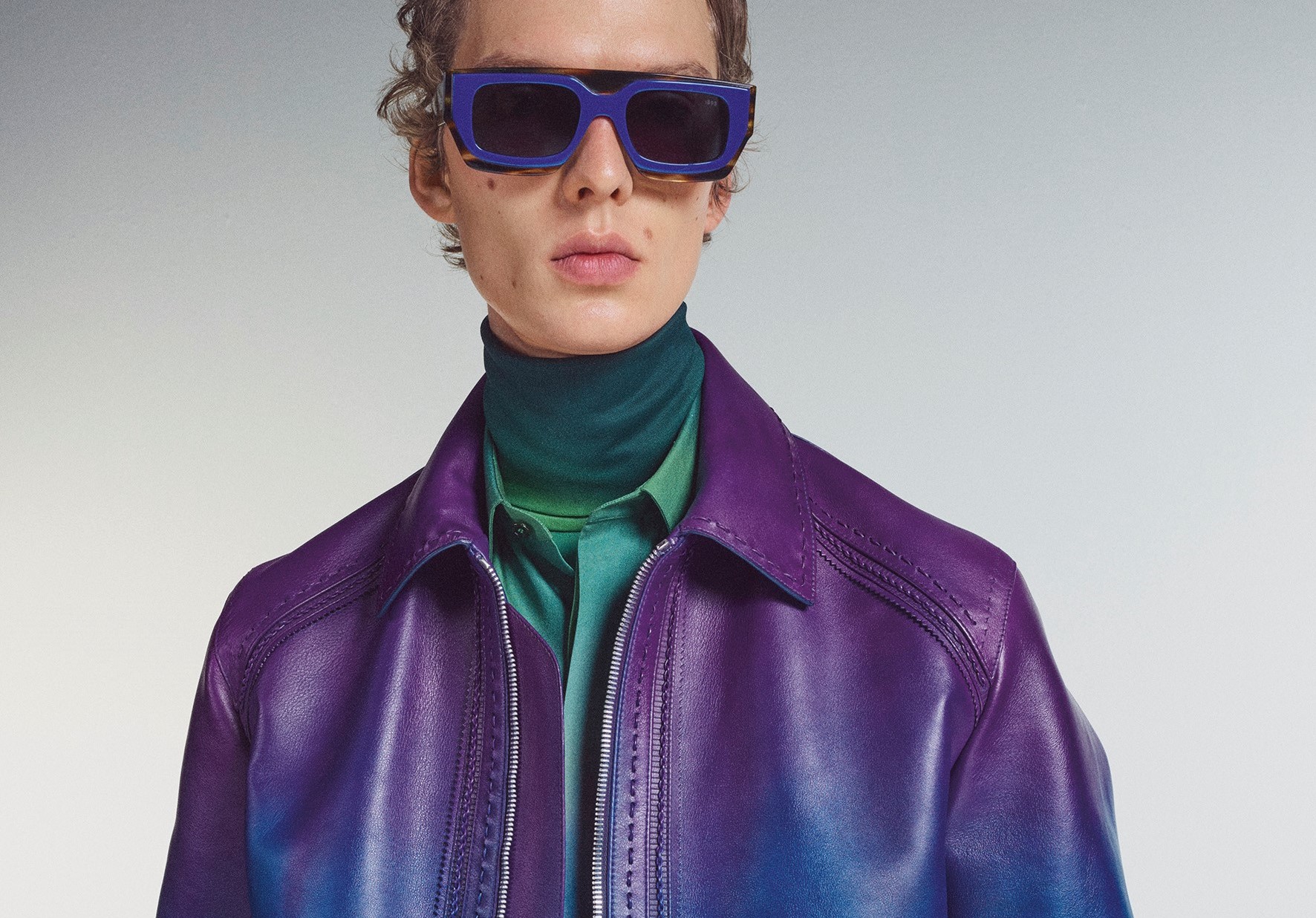 製作皮革大衣時也極具巧思，除利用 Patina 工藝技法在皮革上展現顏色漸層變化，同時皮衣的緄邊、皮革西裝的飾邊等，都是採全手工 Point Norvégien 縫線刺繡技術，過去較常出現在鞋履製作上。