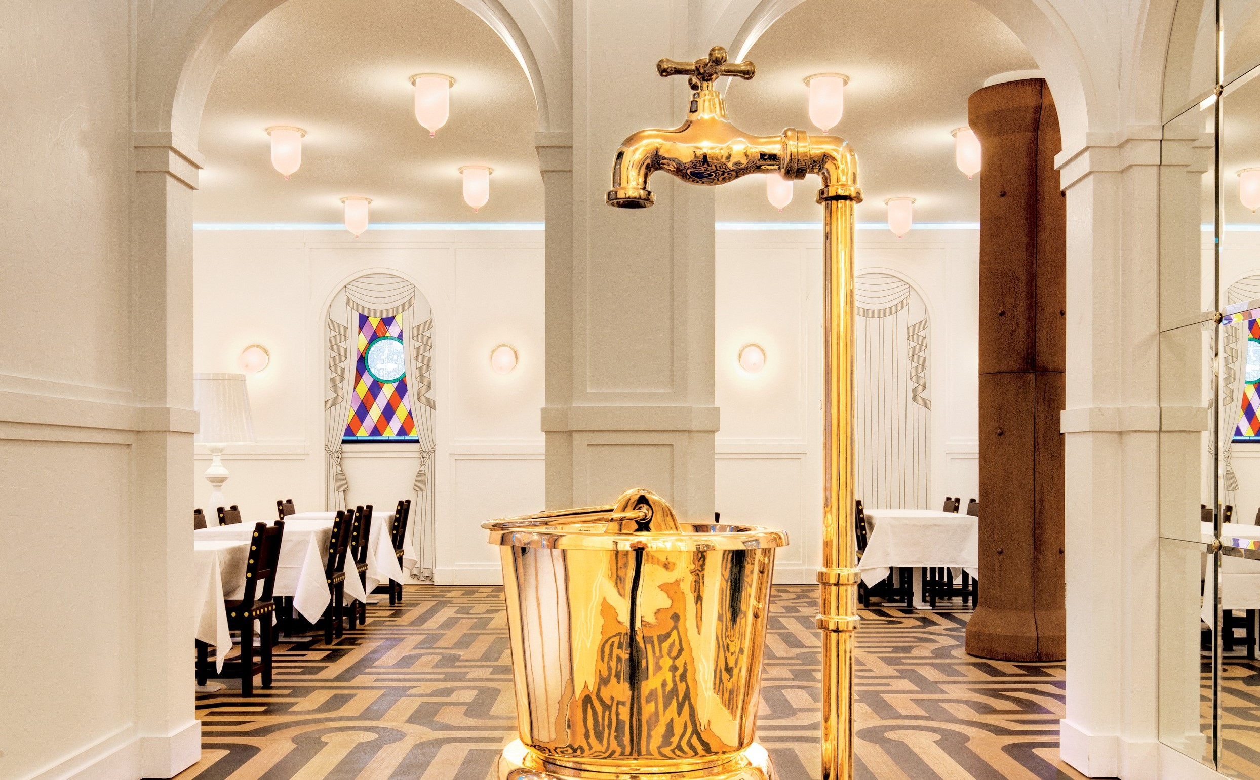 以青銅打造出的室內噴泉裝置藝術，完美展現 Studio Job 的藝術內涵。