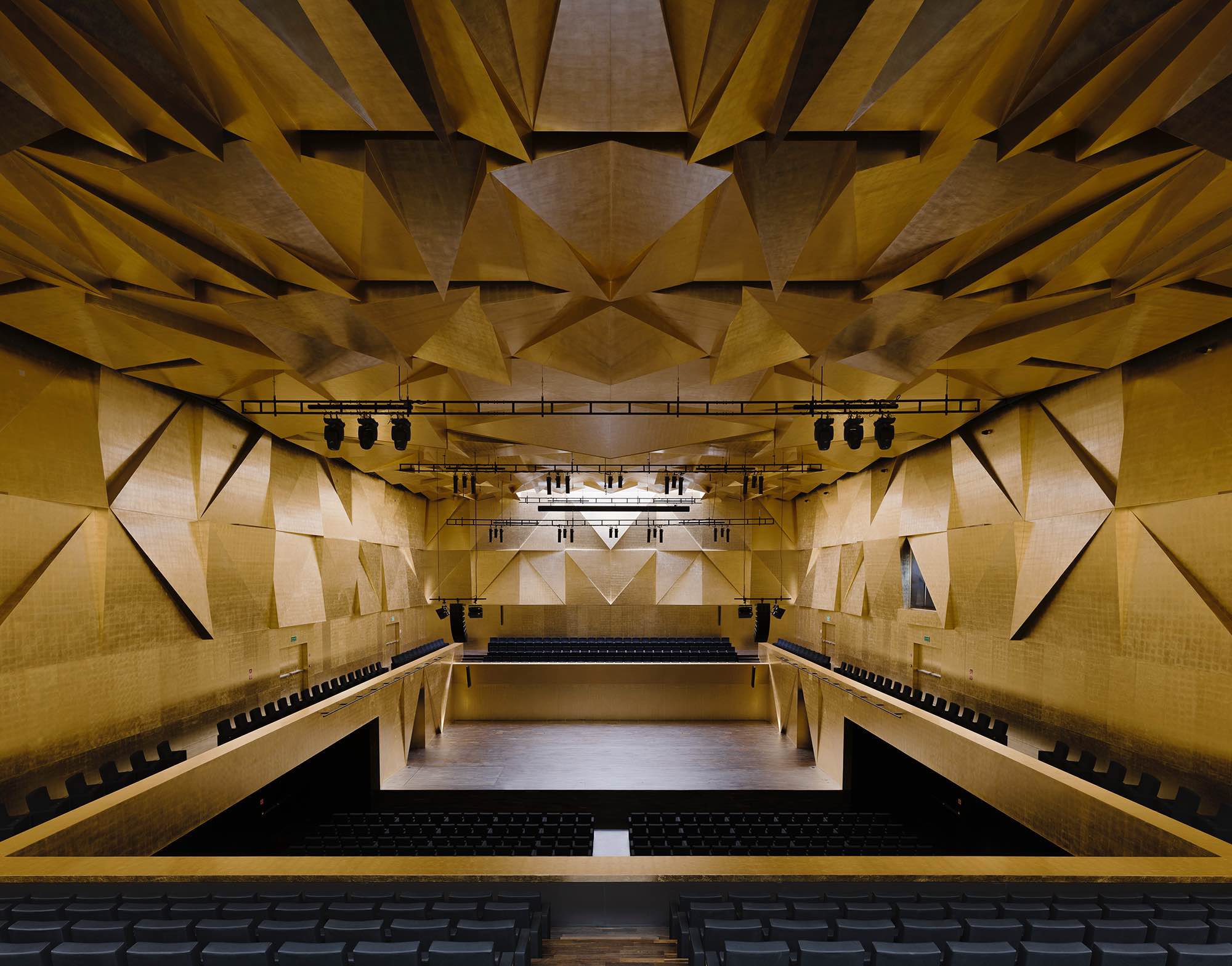 MODERN OPERA THEATRES: Mieczyslaw Karlowicz Philharmonic Hall 劇院裡的藝術饗宴 - 冰山般的新表現主義存在