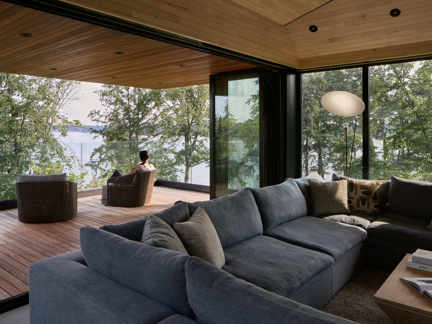 保護原生生態的理念，盡覽森林與湖岸交織的自然美景。