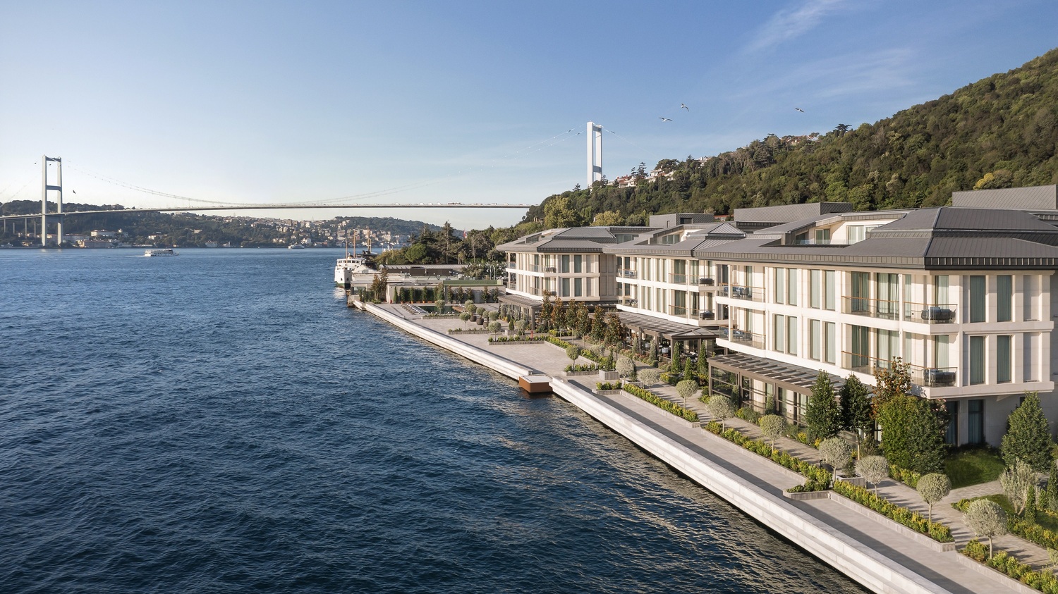 鄰近博斯普魯斯大橋的 Mandarin Oriental Bosphorus, Istanbul，被茂密的松樹林和美麗的海峽風光環繞。