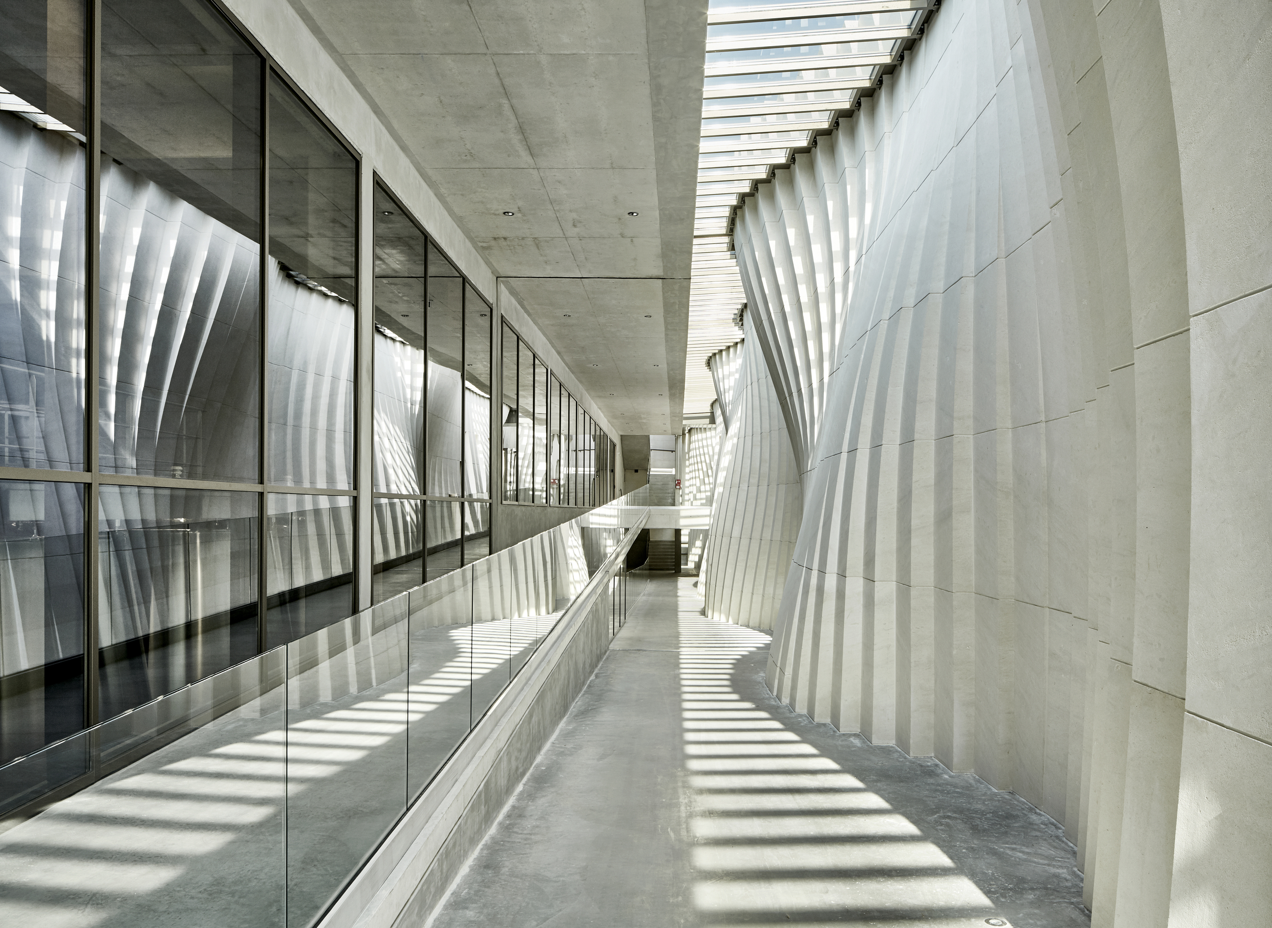展現自然律動之美的 Delas Frères Winery 砂岩立面。 （ Photo by Dan Glasser）