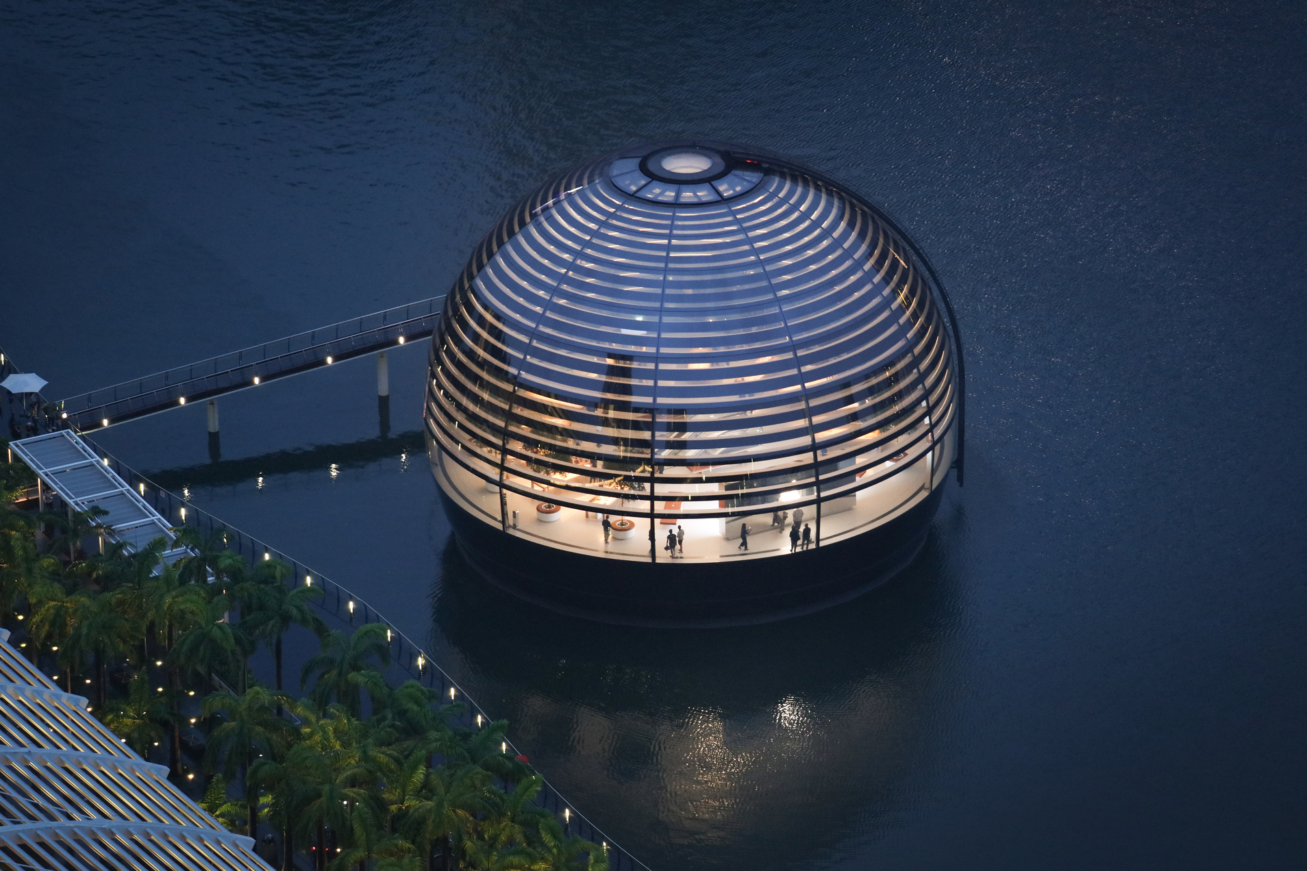 Apple Marina Bay Sands 以璀璨球體漂浮在濱海灣。（ © Finbarr Fallon ）
