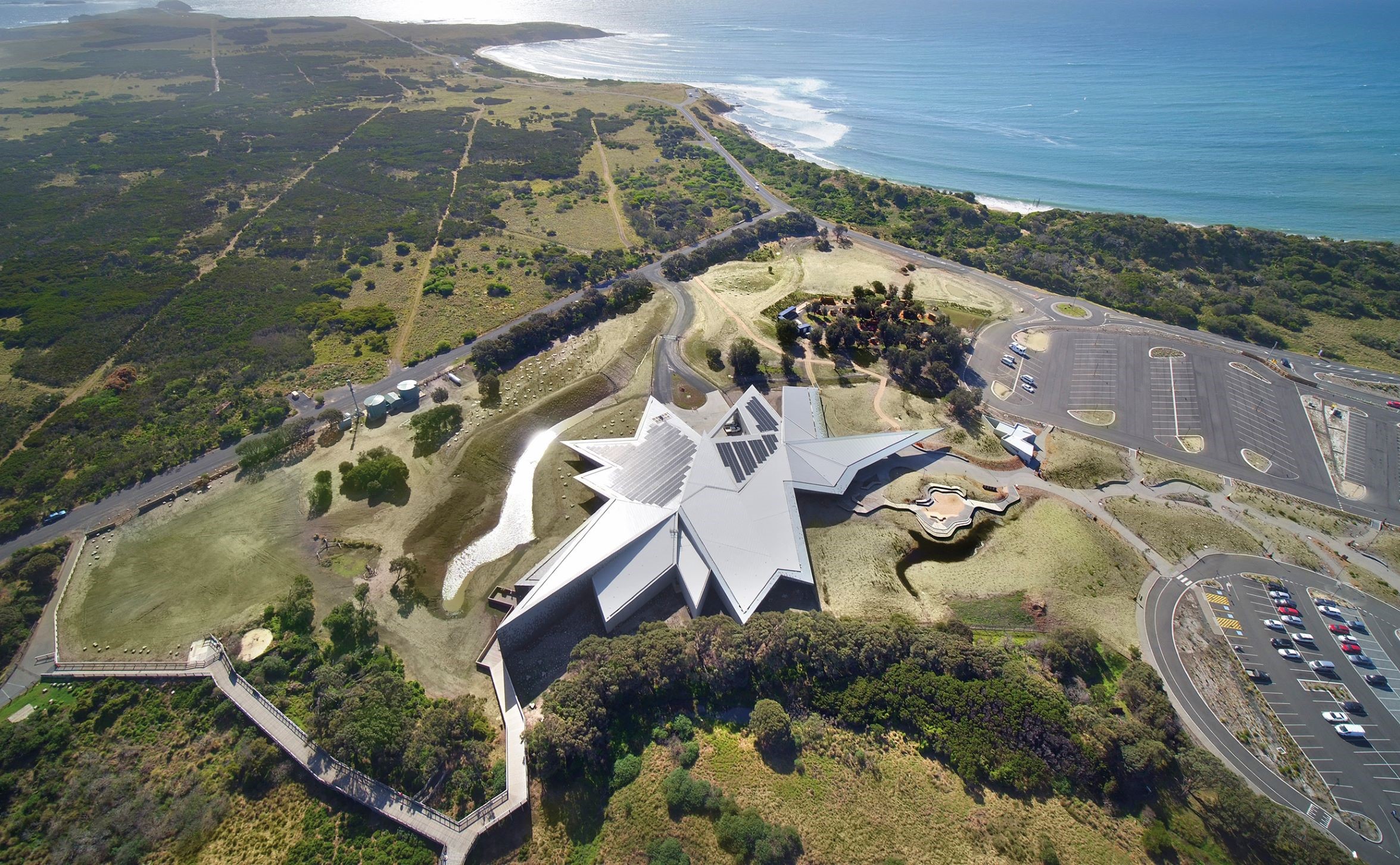 ART OF BUILDING: PENGUIN PARADE VISITOR CENTER 超越想像 建築之藝 - 胸針型建築將景觀繫在一起