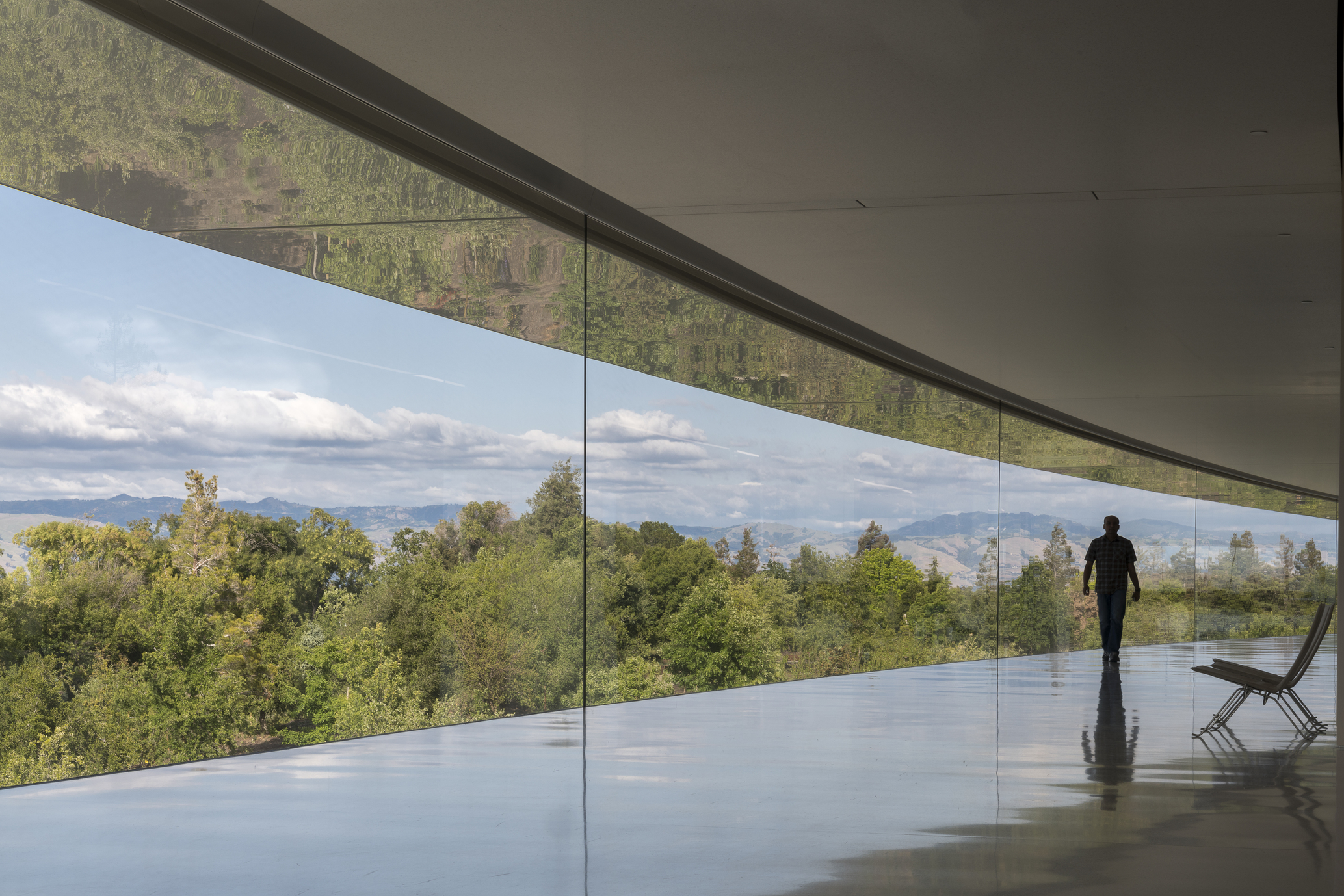 Apple Park 蘋果總部設有全球最大片曲面玻璃，打破室內外的界線。（ © Nigel Young ）