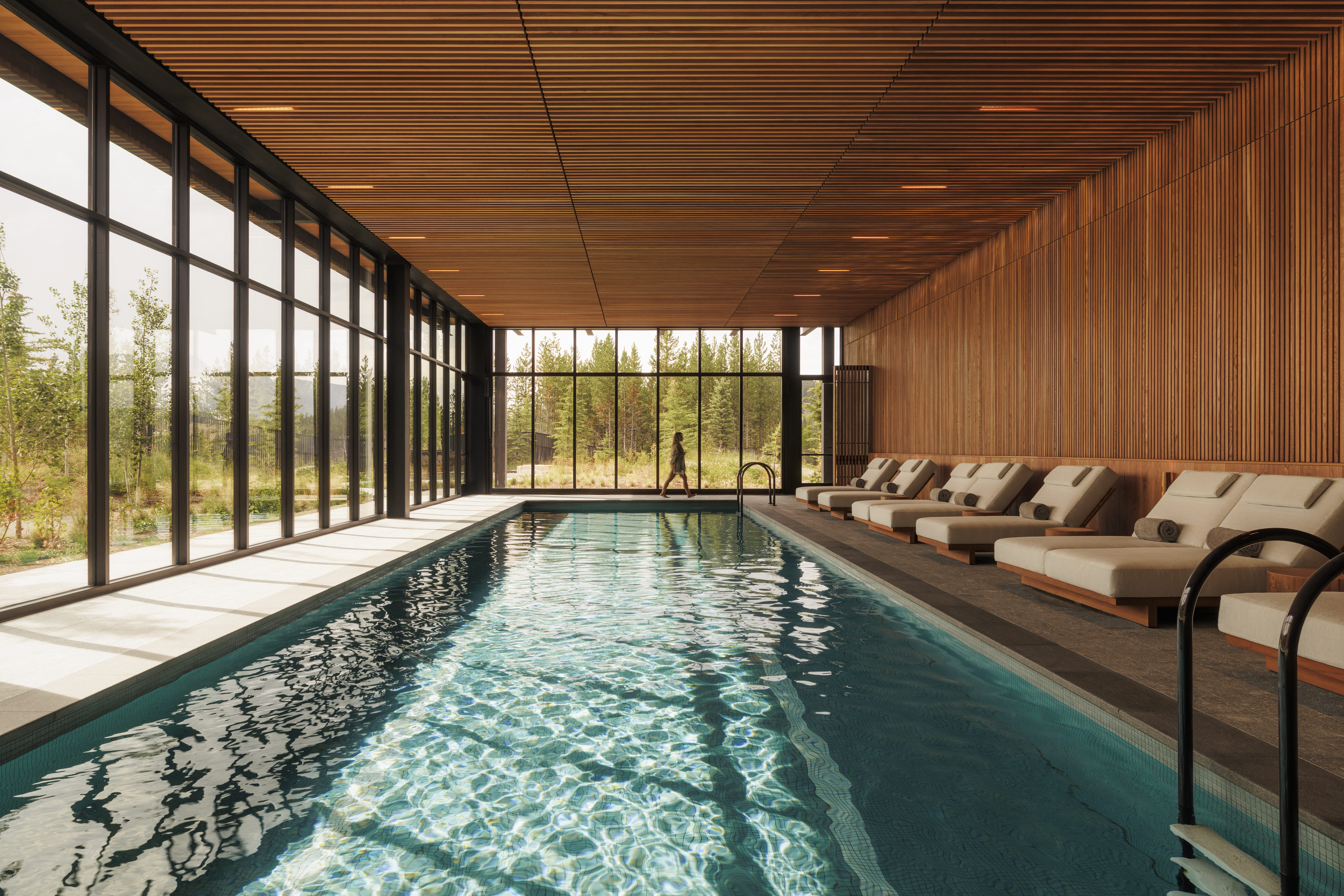 One&Only Moonlight Basin 的室內泳池能欣賞到 180 度的山林美景。