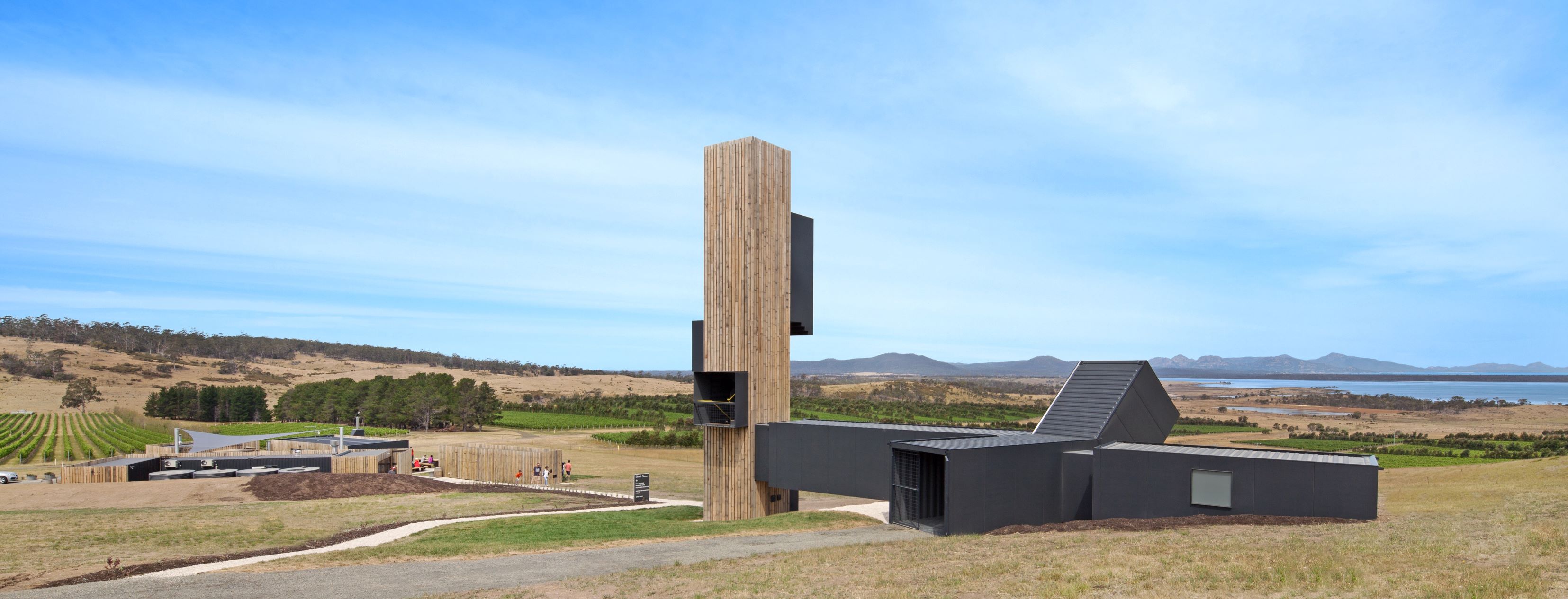 COOLEST SHIPPING CONTAINER ARCHITECTURES: Devil's Corner Cellar Door and Lookout 回收貨櫃的創意變身 - 有意思的瞭望台市集