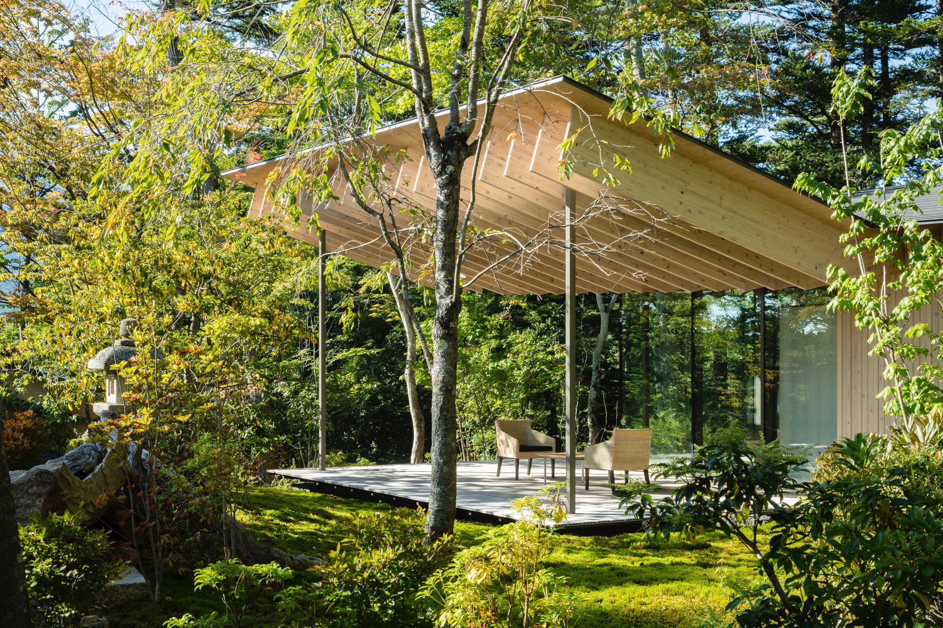 GRACEFUL STYLE WITH BAMBOO & WOOD: Roof/ Birds 素直,竹與木的空間神情 - 與野鳥共棲、在林間飛翔