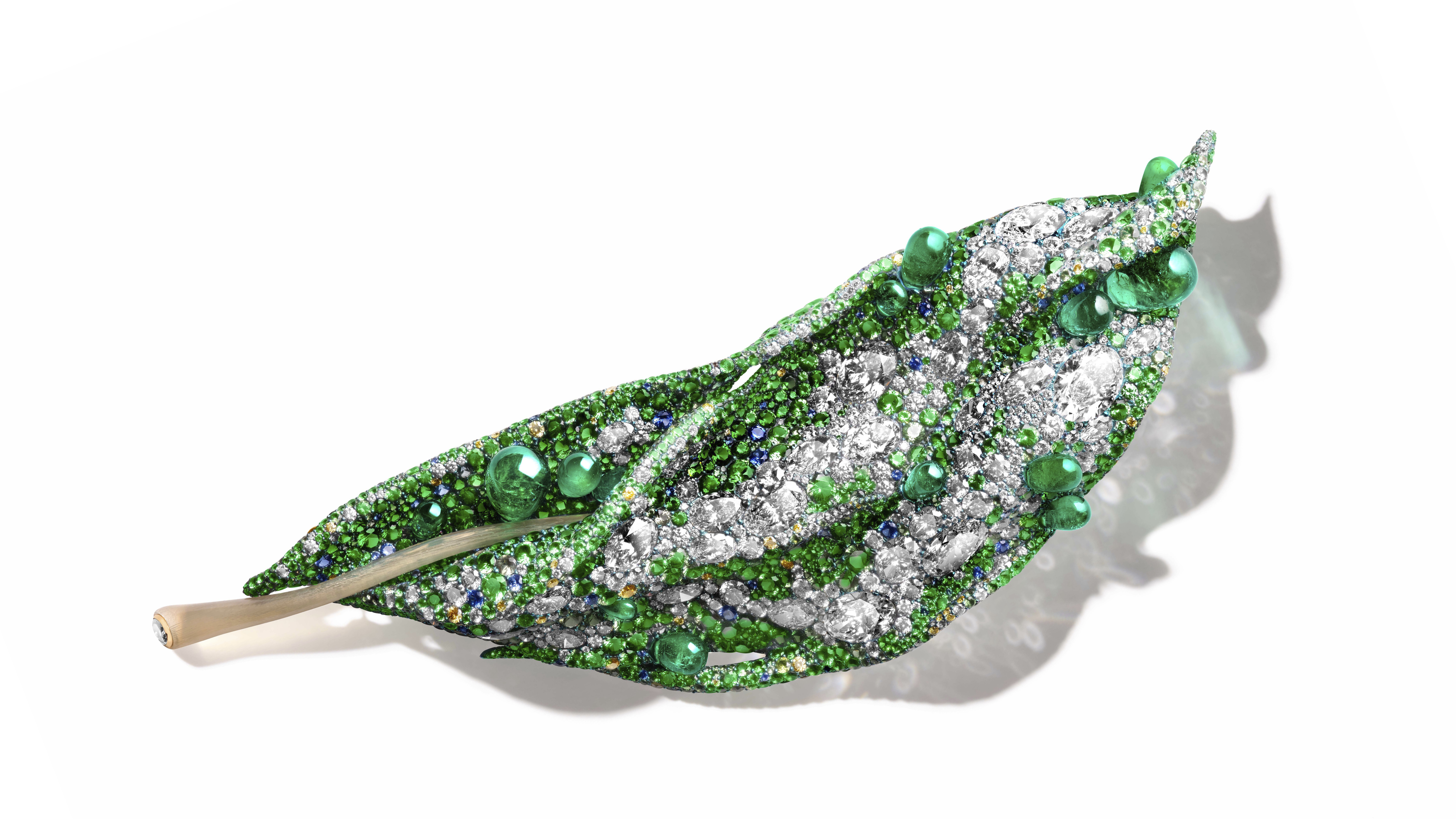 2025 Black Label Masterpiece II 大師系列落地生根胸針，白鑽、祖母綠、黃鑽、沙弗萊石、偏灰綠色藍寶石、藍寶石、翠榴石、鈦金屬、牛角、18K 白金、18K 黃金。