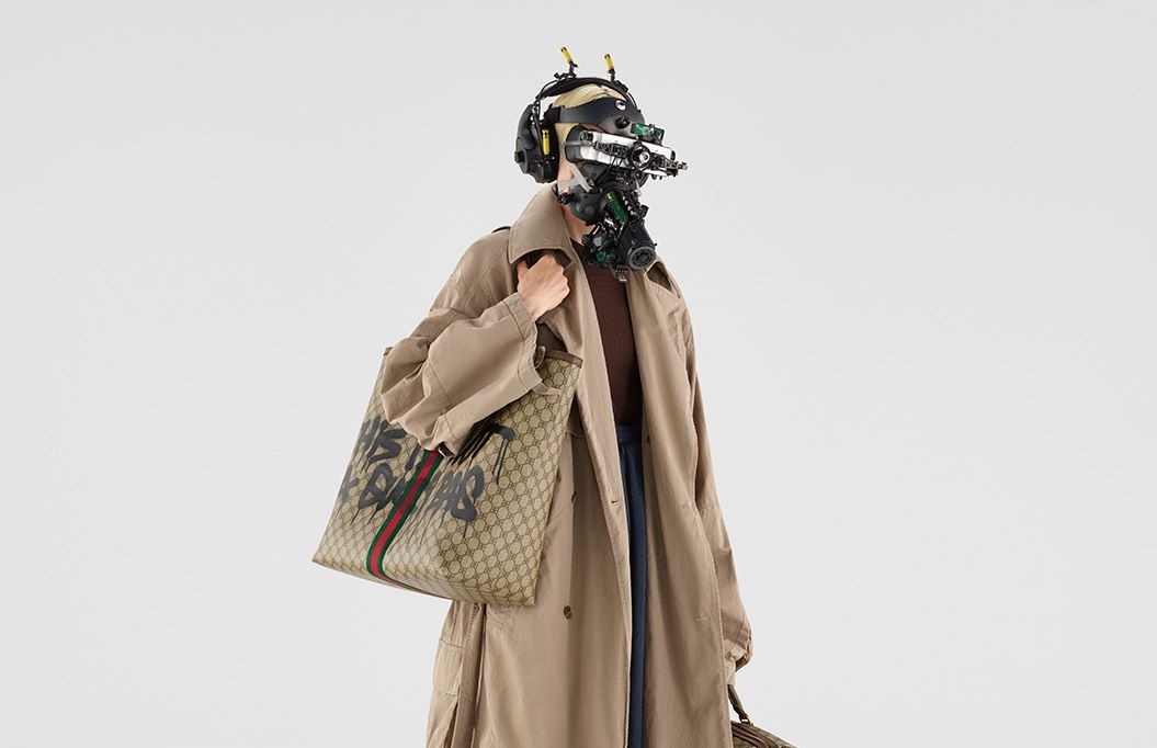 形象大片中展示許多 Balenciaga 與 Gucci 聯名的作品，例如 Gucci 經典包包上的 GG 變 BB，上頭甚至大大寫著「這不是 Gucci 包」非常幽默。