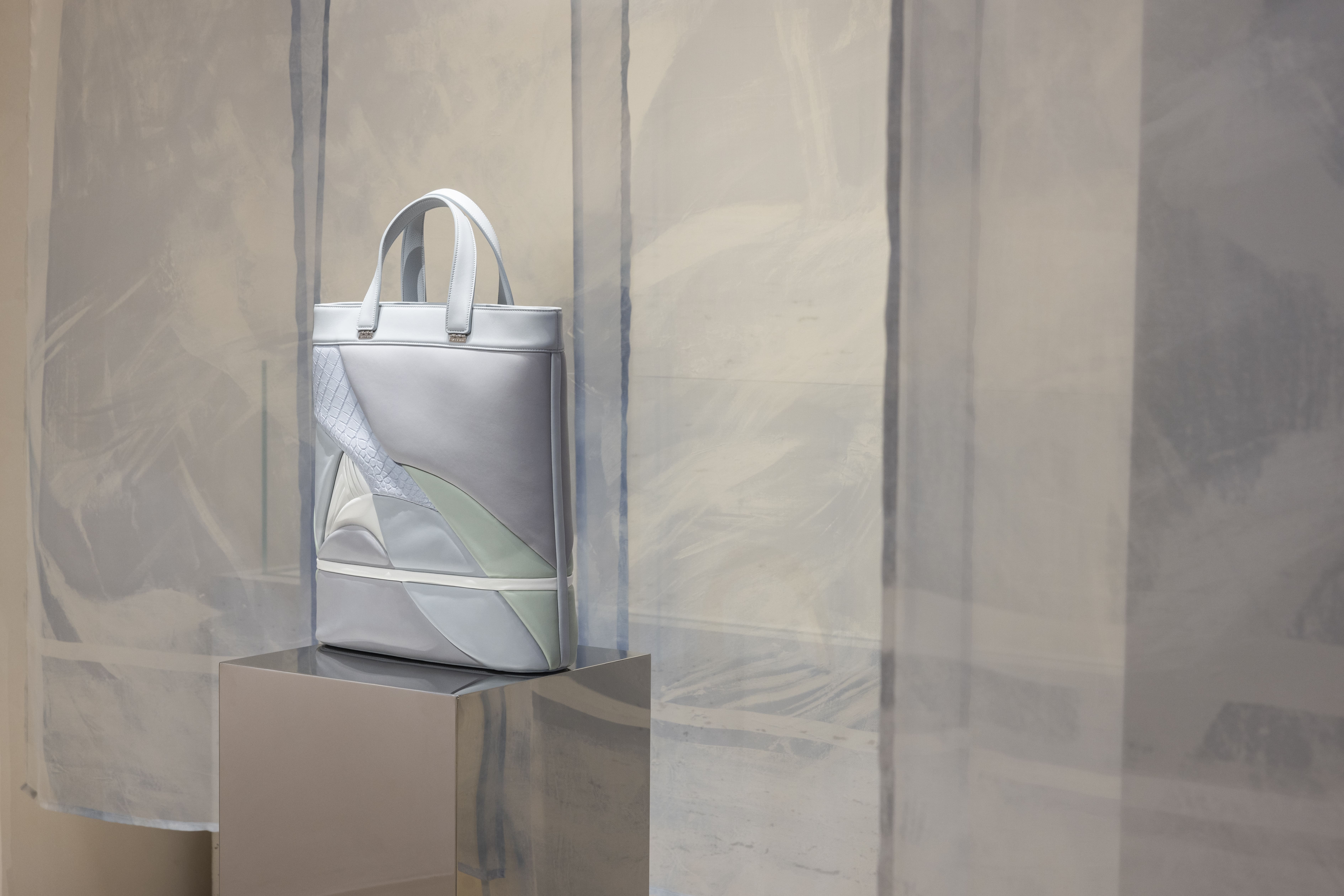 Grace Han Unveils First Art Concept Store in Asia Grace Han 全亞洲首間藝術概念店開幕。品牌創辦人王思涵用皮革打造靜謐的生活與藝術空間