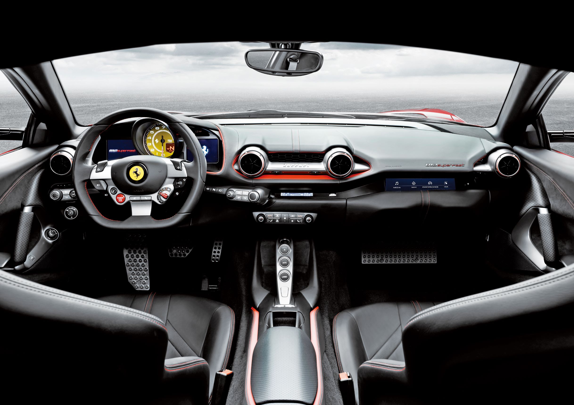 完全移植自 F1 的法拉利 812 競技型儀表與方向盤。