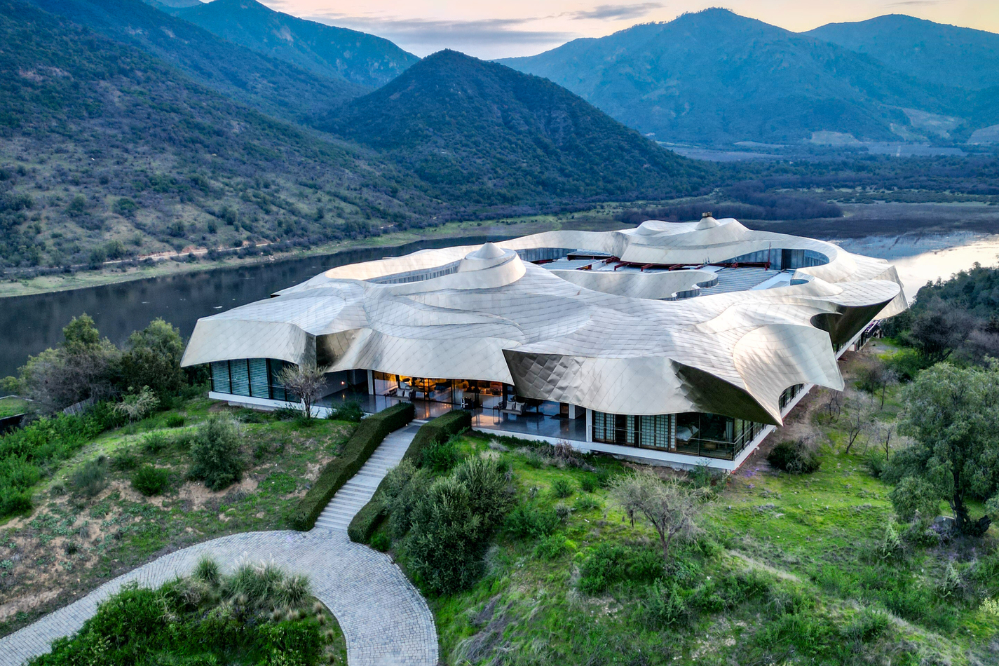 Incredible Winery Architecture：VIK CHILE 世界酒莊建築巡禮 - 飄浮山谷間的藝術雕塑