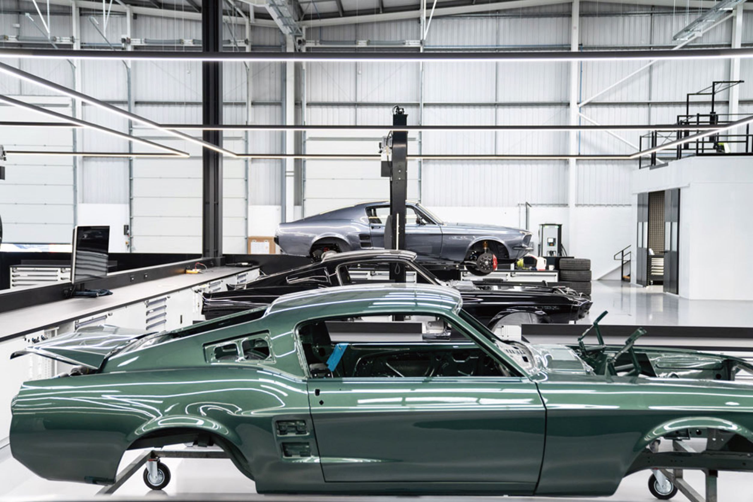 透過福特汽車授權，每一輛老電野馬的車殼，都是全新製作。