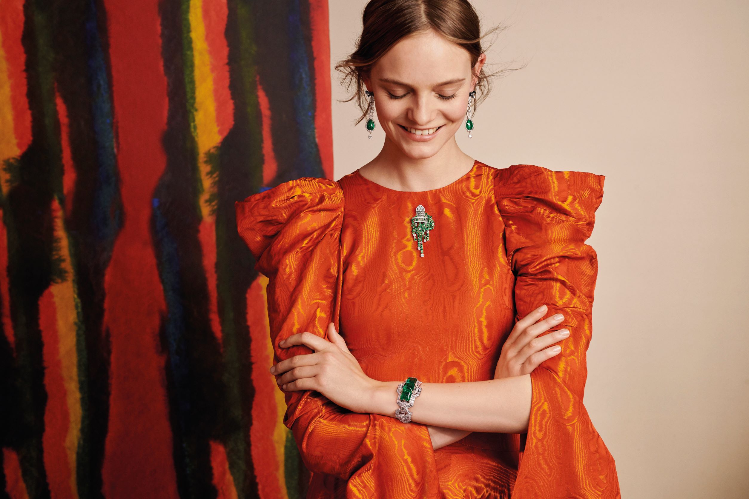 名為「Lover's Path」的手鐲將3顆極致珍稀的祖母綠切割寶石以鑲嵌美鑽圍繞，這3顆產自哥倫比亞的綠寶石散發深綠帶藍的色調，使觀者的目光「沉浸於一泓翠綠之中」，象徵戀人誓言為了愛情攜手渡過所有障礙的勇氣。