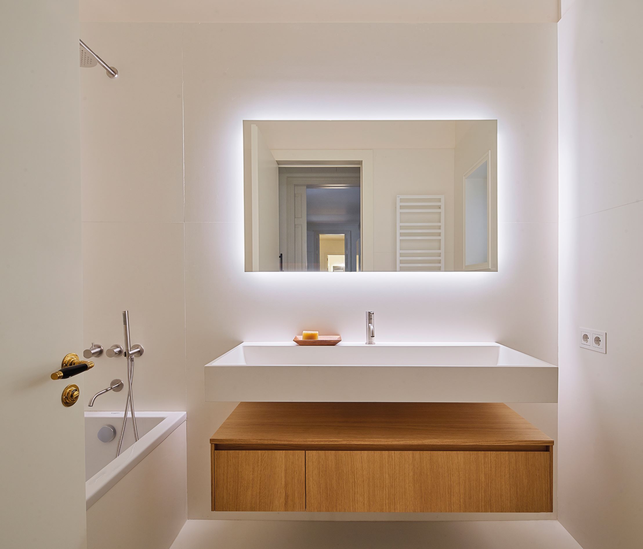 盡量保留建築本身的色彩風格和主要材料，力求與建築古典元素無衝突的住宅美學。