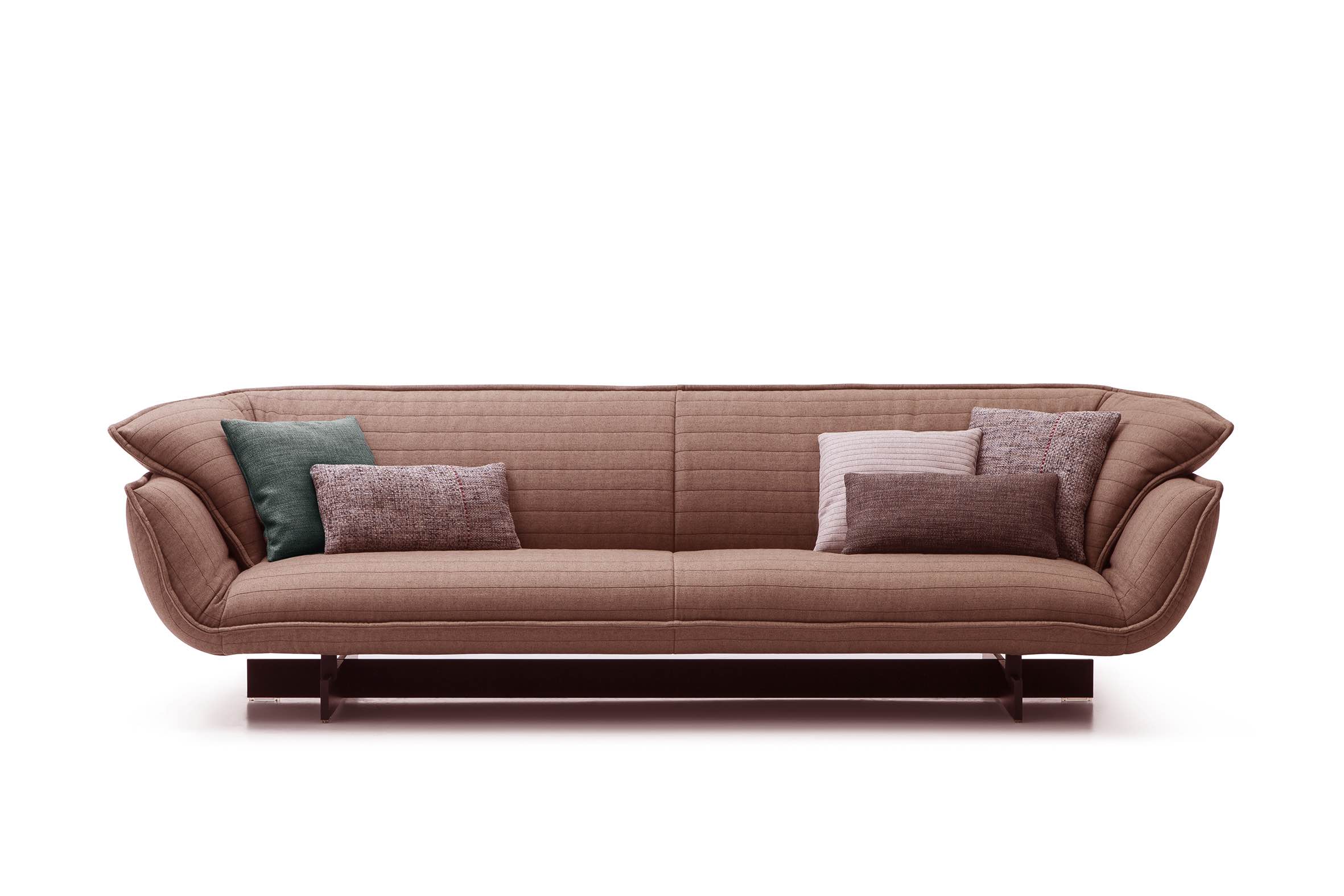 Patricia Urquiola 為 Cassina 設計的 Beam Sofa System，底部以橫樑為基礎，可變化模組形式並展現強烈的幾何概念。