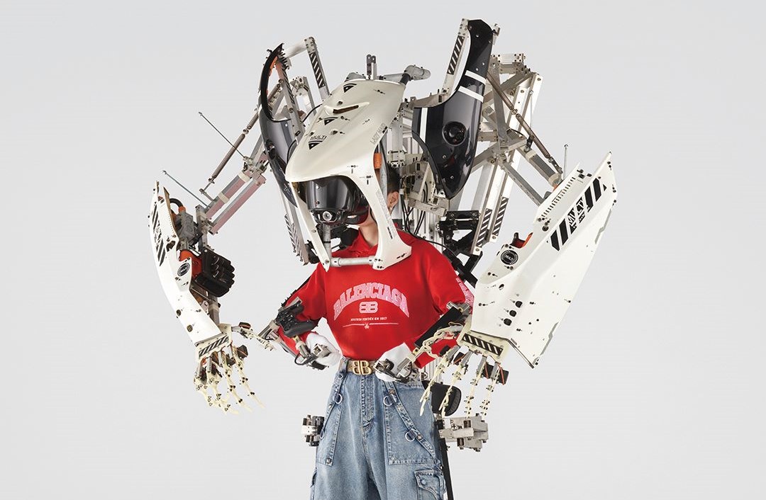 Balenciaga 2022 春季廣告形象大片，特別加入一系列池內啟人的經典機械作品，讓時尚變得更加前衛。尤其這套機械手臂尤為經典，是與日本機器製造商 Skeletonics 共同打造，預計將在日本及巴黎展出。