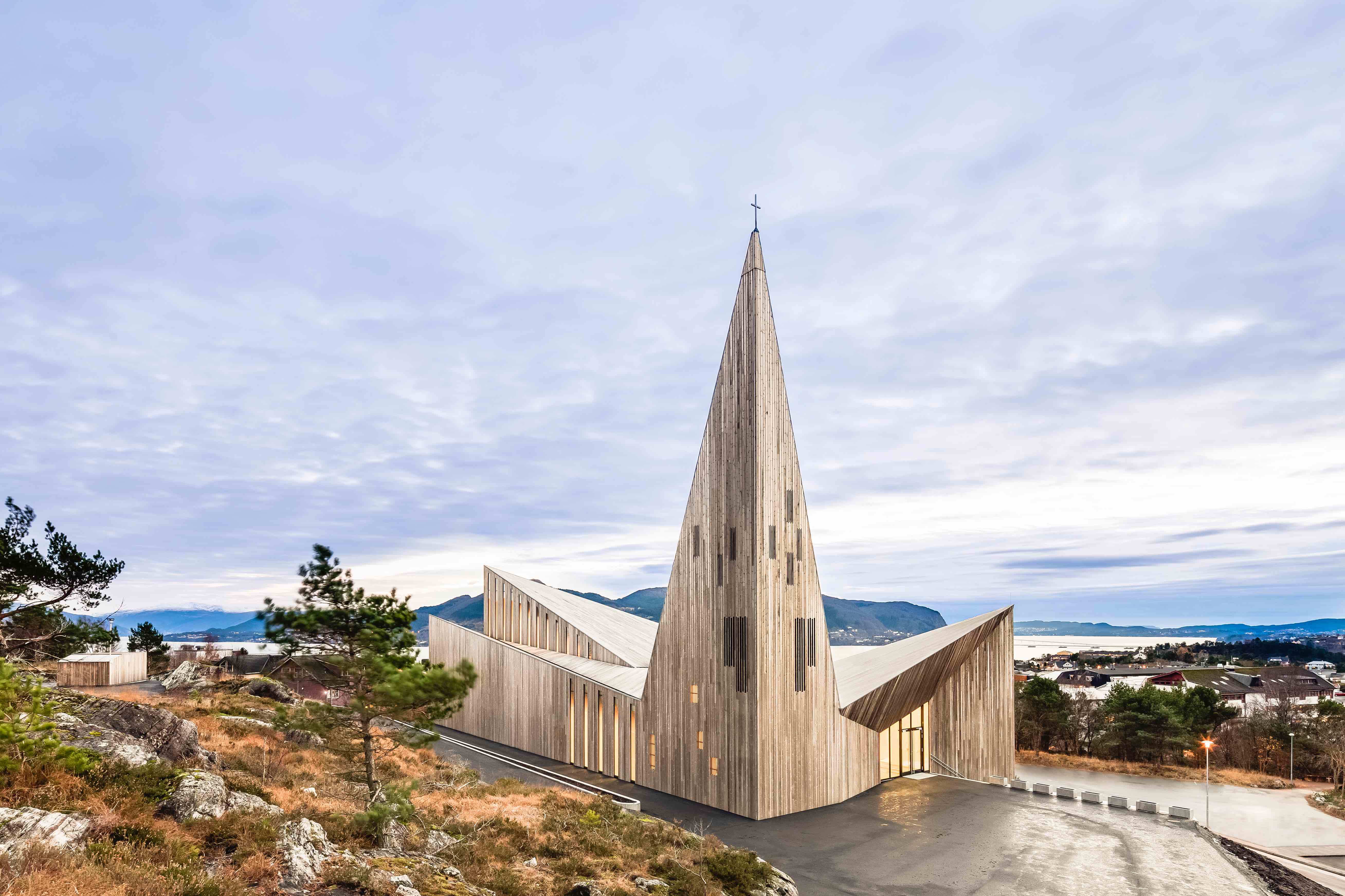GRACEFUL STYLE WITH BAMBOO & WOOD: Knarvik Community Church 素直,竹與木的空間神情 - 向傳統致敬的心靈燈塔
