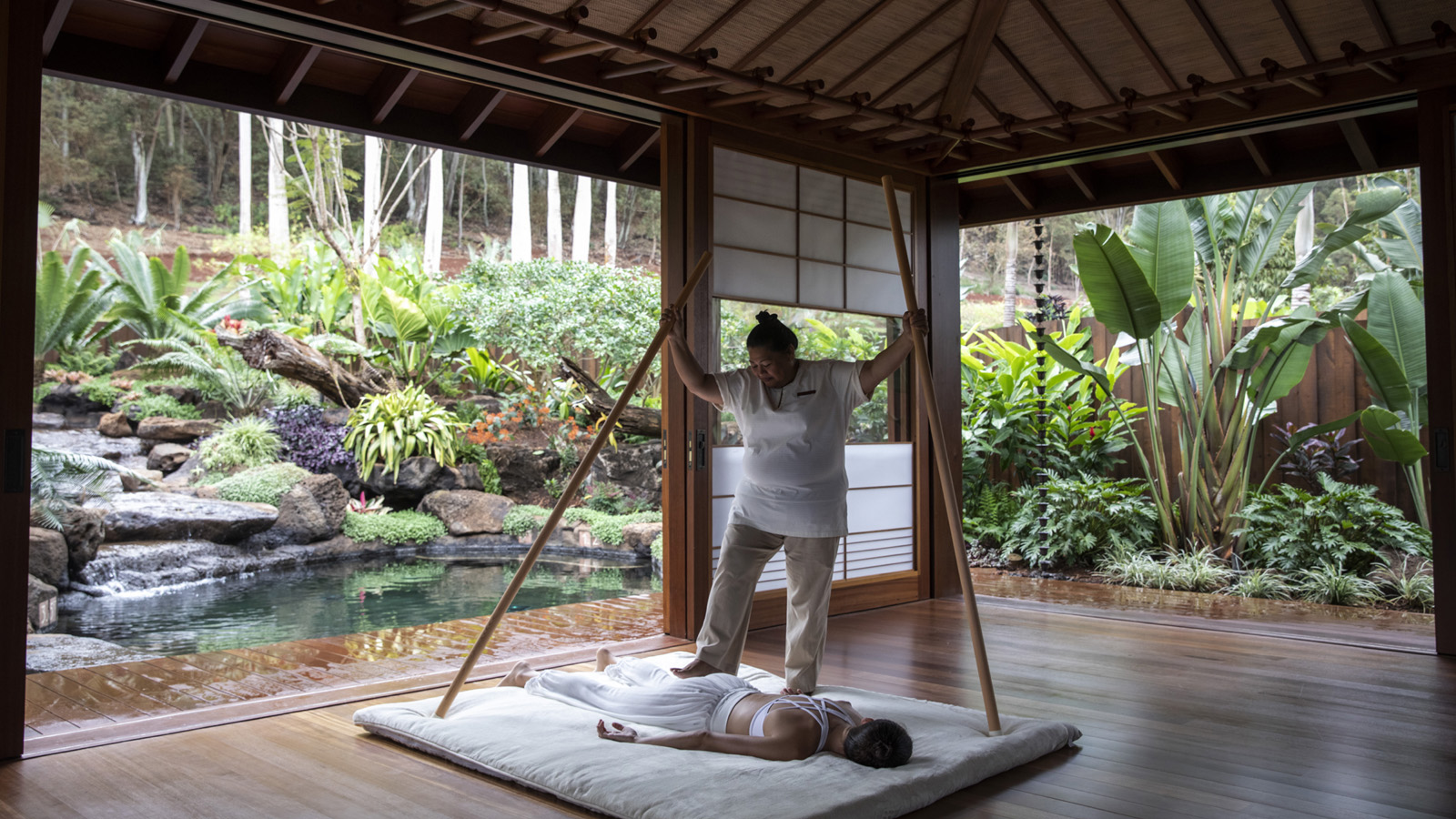 以兩根木棍進行支撐和協調踩背力道的傳統按摩療程。