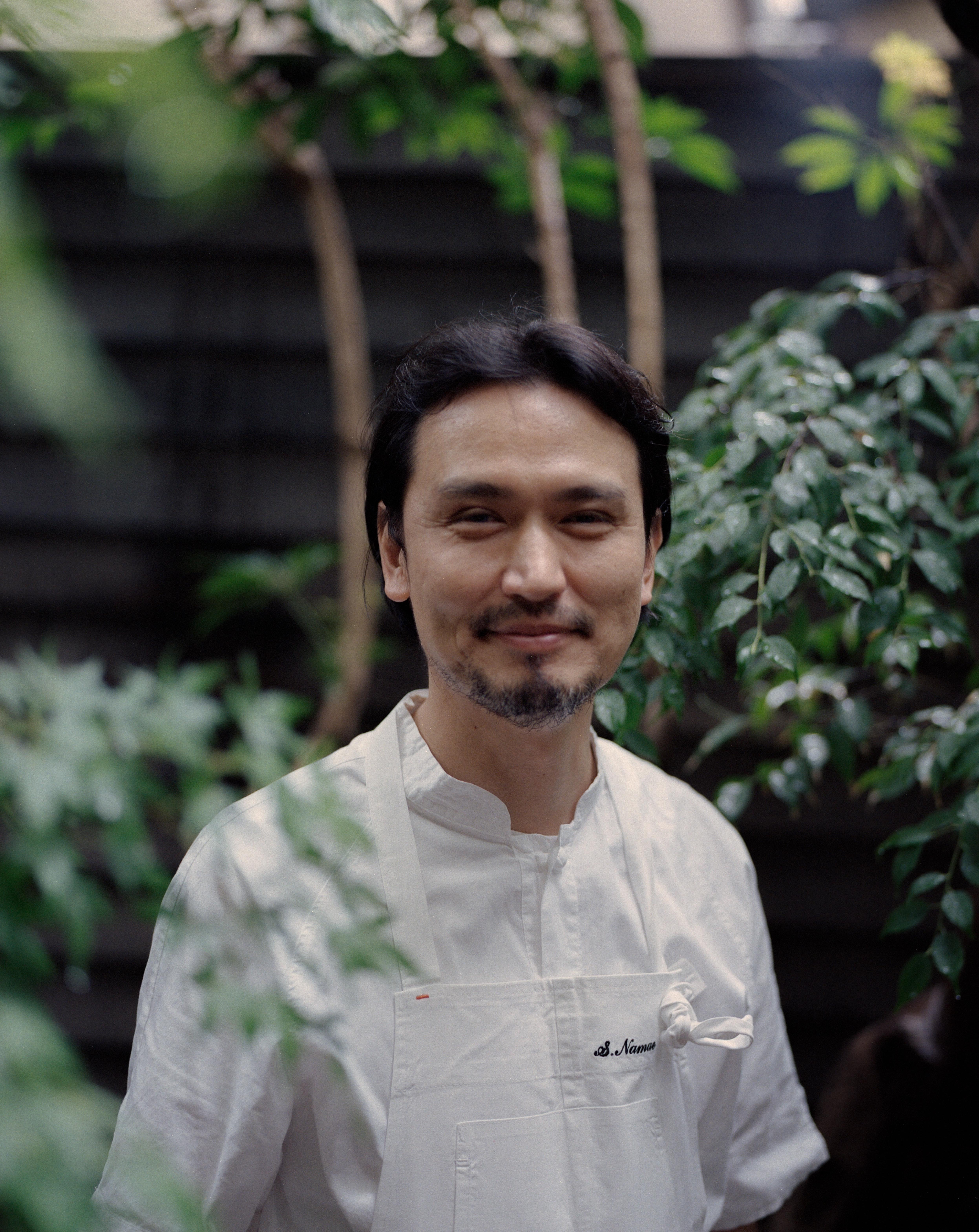 原本打算在畢業後成為一名記者的生江史伸，誤打誤撞開啟了他的廚藝修習之路。