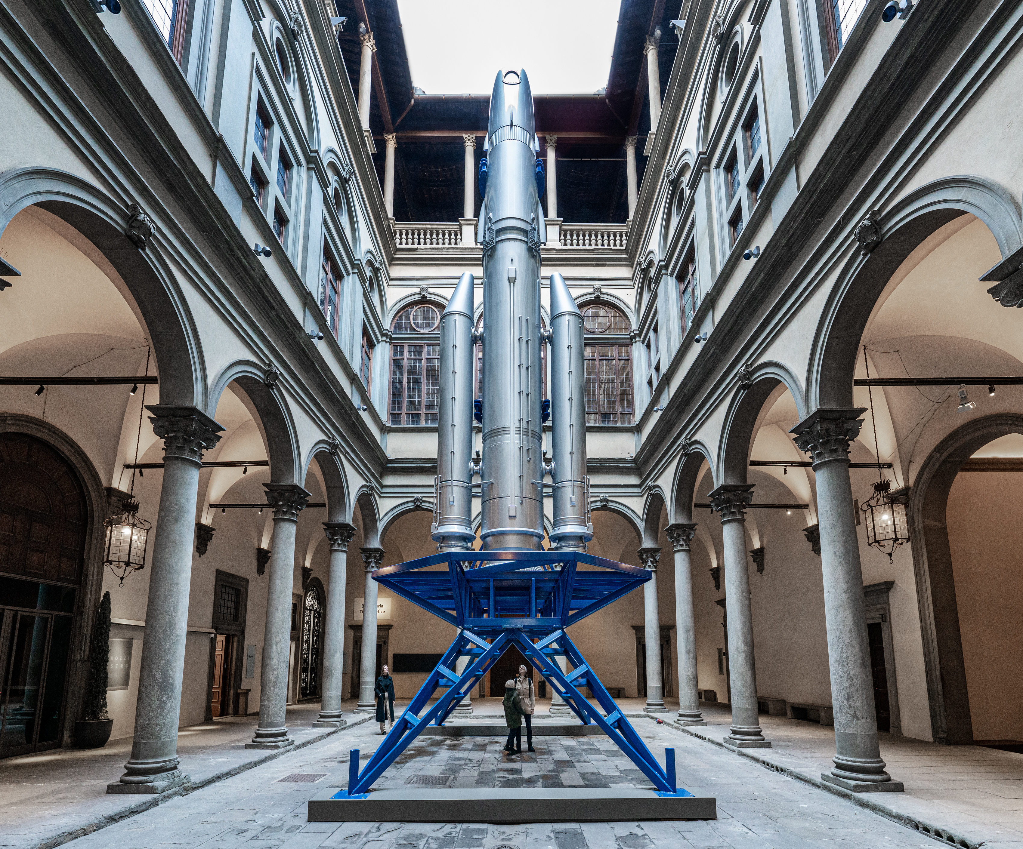 佇立於義大利佛羅倫斯的斯特羅齊宮（ Palazzo Strozzi ），《 GONOGO 》雕像是她探討人類熱切期待探索太空、與地球生態議題迫在眉睫的拉扯的作品；這枚火箭是否發射，決定權則留在每個人的心中。（ © GONOGO by Goshka Macuga,