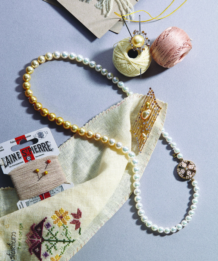 溫潤的色澤與天然寶石相映襯，猶如一首迷人的圓舞曲。Mikimoto Yaguruma 系列漸層珍珠長項鍊，18K 黃金釦頭鑲嵌鑽石飾以七寶燒、日本 Akoya 珍珠及南洋黃金珍珠。Mikimoto 頂級珠寶系列鉑金鑲嵌白鑽、黃鑽與棕色鑽石及淡金色南洋珍珠鑽戒。Mikimoto 頂級珠寶系列 18K 黃金鑲嵌白鑽、黃鑽、棕色鑽石及金色南洋巴洛克珍珠胸針。